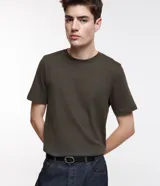 Remera verde militar de algodón con textura acanalada, cuello redondo y mangas cortas.