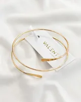 Brazalete abierto doble de metal dorado.