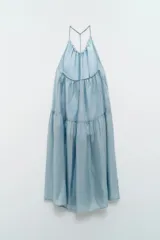 Vestido largo celeste de silueta holgada con tirantes finos y escote fruncido.