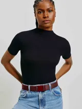 Camiseta verde claro de tela acanalada, con cuello alto y mangas cortas.