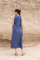 Vestido midi azul con botones frontales, escote en V y sin mangas.