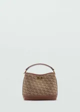 Bolso tipo bucket color beige con estampado de logos en marrón. Tiene asa de mano y correa larga ajustable y extraíble.