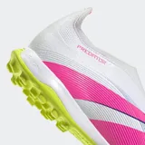 Championes de fútbol Adidas Predator League sin cordones, diseñados para canchas de pasto sintético. Presentan un exterior sintético con tecnología Hybridfeel para un mejor control de la pelota, diseño en color blanco con las tres tiras en fucsia y una suela de caucho estriada en color verde lima.
