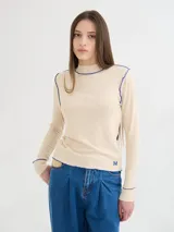 Polera negra de tela rib con cuello alto y mangas largas. Presenta pespuntes rojos en cuello, hombros y puños.