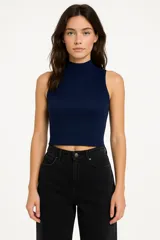 Musculosa blanca de viscosa con cuello alto y corte ajustado.