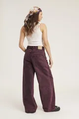 Pantalón de jean de corte ancho color borgoña con efecto lavado.