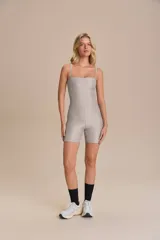 Jumpsuit corto color ladrillo con breteles finos, de tejido Allure® Adaptiv con superficie acanalada y ligero brillo.