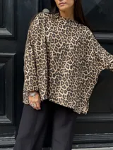 Buzo beige de lanilla, de corte holgado y mangas largas.