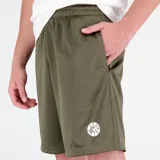 Short de baloncesto de malla en color verde militar, con ajuste deportivo y cintura con cordón.