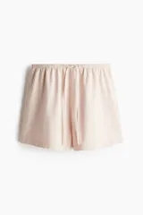 Short color beige de algodón con cintura elástica y cordón ajustable.