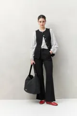 Camisa de manga larga estampada en azul y blanco, confeccionada en viscosa, con cuello mao con pequeño volado y mangas con leve volumen.