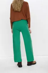 Pantalón de viscosa color celeste, de corte recto y tiro alto.