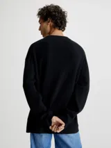 Sweater negro de algodón orgánico con cuello redondo y bordado de Calvin Klein en el pecho.