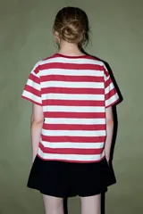 Remera de algodón con rayas horizontales rojas y blancas, cuello redondo y manga corta.