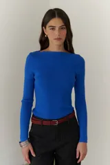 Buzo azul de morley con escote bote y mangas largas.