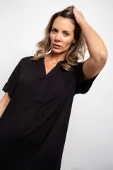 Vestido corto con estampado abstracto en negro y rosa, de manga corta y escote en V.