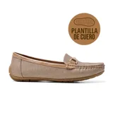 Mocasín color dorado con plantilla de cuero y detalle de hebilla dorada.