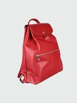 Mochila de cuero color negro con cierre de solapa con botón a presión y bolsillo frontal con cierre de cremallera.