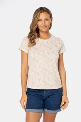 Remera blanca estampada con flores azules y beige, de manga corta y cuello redondo.