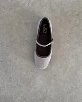 Ballerinas color beige con correa sobre el empeine y forro interno color marrón. Marca Lucy in the Sky.