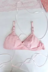 Soutien básico sin aro, color rosa claro, confeccionado en algodón elastizado. Presenta copas cruzadas con costuras diagonales y breteles finos ajustables.