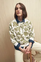 Sweater de algodón tejido en jacquard con diseño floral y de aves. Cuello redondo, puños y ruedo acanalados.