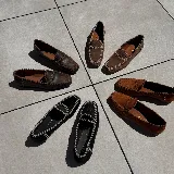 Mocasines negros de cuero vacuno con tientos de cuero pasados a mano y suela de goma.