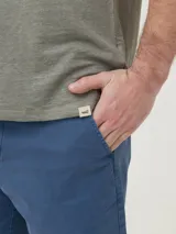 Remera color gris claro de lino orgánico con elastano, cuello redondo y mangas cortas.