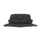 Gorro tipo bucket negro con estampado jacquard de nombres de ciudades.