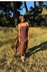 Vestido marrón de crepé asimétrico con capa de gasa removible que puede usarse como chal o corbatín.