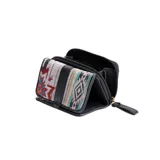 Billetera corta con estampado geométrico multicolor, cierre con broche a presión y cremallera. Interior con tarjeteros, bolsillos y compartimento para billetes.