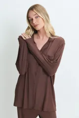 Conjunto de pijama de modal, color marrón oscuro, con textura acanalada. Incluye una remera de manga larga y un pantalón largo de corte holgado.