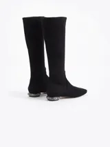 Bota de caña alta color negro, confeccionada en gamuza elastizada, con punta fina y taco bajo decorado con strass.