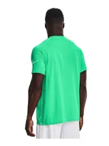 Remera deportiva verde con logo Under Armour blanco en el pecho y detalles de rayas blancas en las mangas.