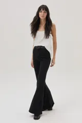 Jean Oxford negro de tiro alto, confeccionado en tela con elasticidad.