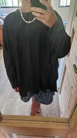 Remera blanca de corte amplio y mangas largas.