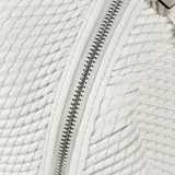 Mochila blanca de símil cuero texturizado, con acceso de cierre doble, un compartimento principal, un bolsillo interno con cierre, un bolsillo interno abierto y un bolsillo externo con cierre. Tiene correa regulable y herrajes plateados.