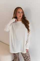 Buzo negro de viscosa, de corte amplio y mangas largas.