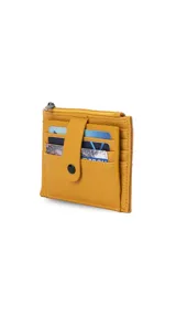Tarjetero negro de símil cuero con presilla frontal y capacidad para 11 tarjetas. Incluye un visor transparente y un bolsillo con cierre para monedas o billetes.