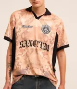 Remera masculina oversized de poliéster con cuello en V y solapa. Presenta mangas cortas, estampa angelical y lettering.