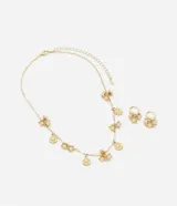 Conjunto de collar y aros dorados con colgantes de flores y centro de cristal lechoso.