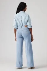 Pantalón de jean celeste de corte wide leg.
