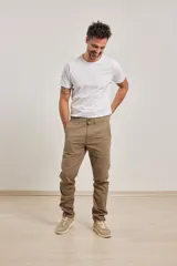 Pantalón clásico sin pinzas, con botones matizados y tejido con spandex, corte ajustado.
