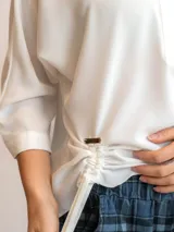 Blusa drapeada color crudo con corte asimétrico y mangas 3/4.
