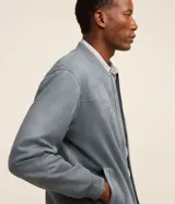 Chaqueta bomber marrón de poliéster y elastano, con cierre frontal, cuello redondo y bolsillos laterales.