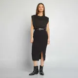 Camiseta negra sin mangas con hombreras marcadas y cuello redondo. Corte recto y holgado.