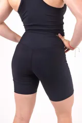 Calza biker negra de tiro alto, confeccionada en poliamida y elastano.