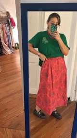 Falda midi verde con estampado de flores grandes y cintura alta.