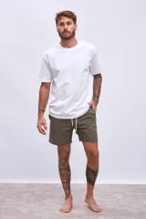 Short de baño verde militar con cordón ajustable en la cintura.