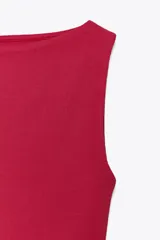 Camiseta sin mangas color fucsia, de corte ajustado y cuello barco.